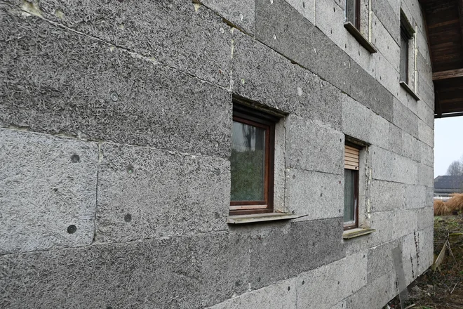 Pri novi toplotni izolaciji starejše hiše velja načelo, da staro toplotno izolacijo ne upoštevamo pri izračunu potrebne debeline nove toplotne izolacije. Foto Bojan Žnidaršič